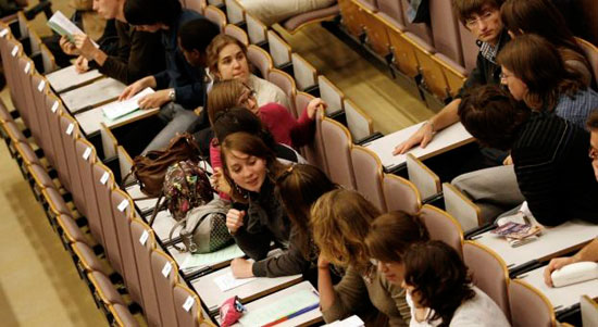 Alumnos preparando los examenes de selectividad